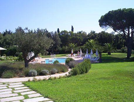 Hotel Villa Les Rosiers Grimaud Esterno foto